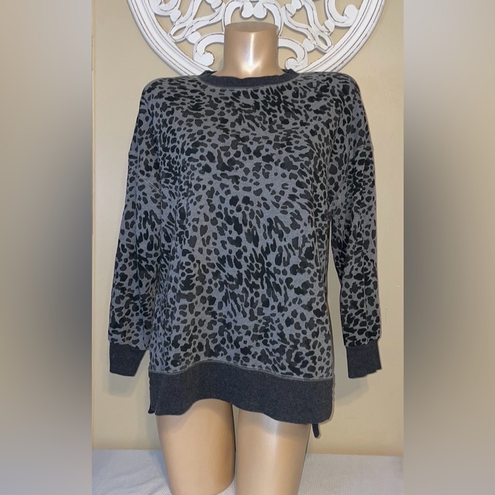 Old Navy women’s Medium top sweatshirt tunic animal cheetah print charcoal grey